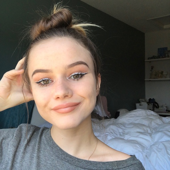 Meet your Posher, Calia - Picture 1 of 1